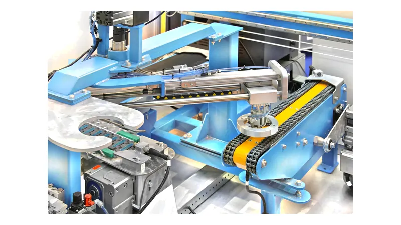Chain-driven conveyor on a packaging machine