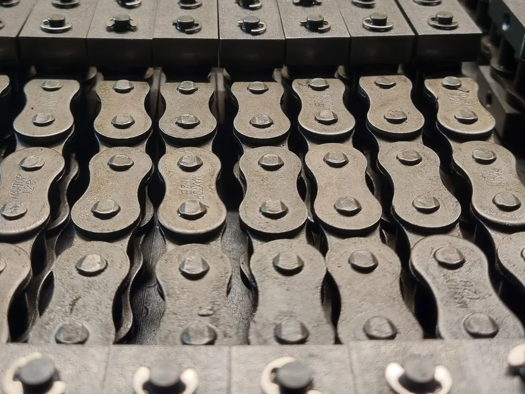 Assembled attachment chain with spring-clip connecting links, close up