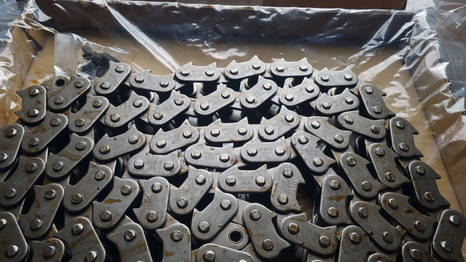 Single-tooth sharp top chain with plates stamped MAXTOP 16BF