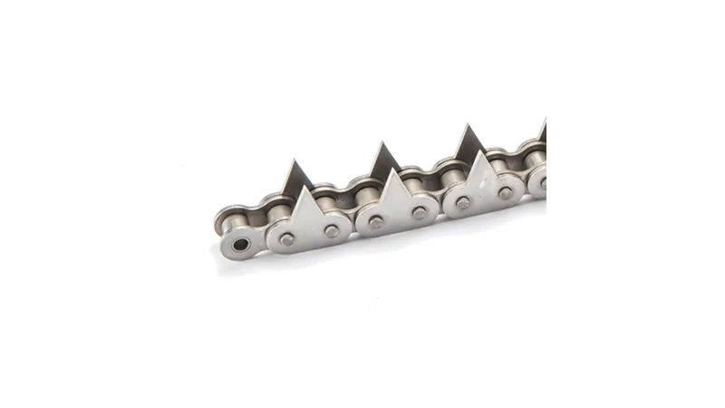 Spike chain with triangular gripping spikes on the plates